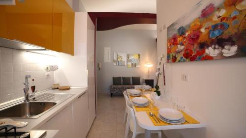 罗马圣乔瓦尼FHR公寓的厨房配有带水槽和桌子的柜台