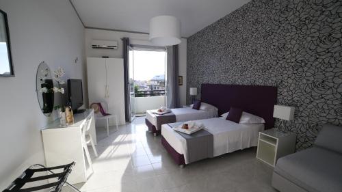 罗马圣乔瓦尼FHR公寓的一间带两张床、一张沙发和一台电视的卧室
