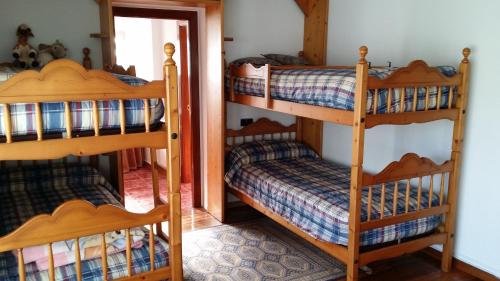 拉卡里达Casa Rural Caserío el Molín的一间卧室配有两张双层床。