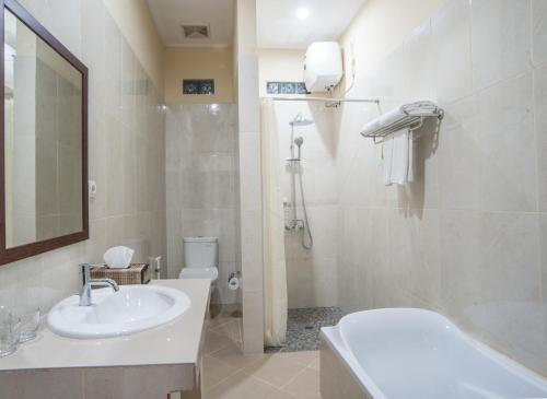 沙努尔阿斯塔纳玛德别墅的一间带水槽、卫生间和镜子的浴室
