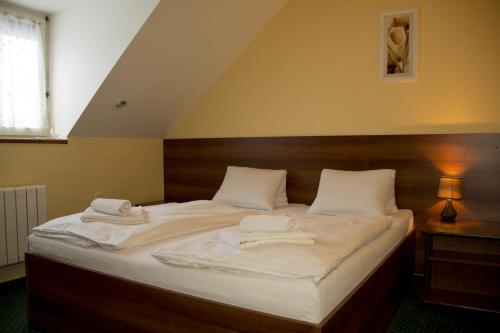 鲁哈科维斯大字旅馆的一张大床,上面有两条白色毛巾