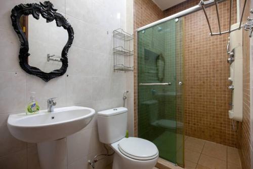 乔治市NEW RETRO@GEORGETOWN #WIFI/Spacious/Comfort/Clean.的浴室配有卫生间、盥洗盆和淋浴。