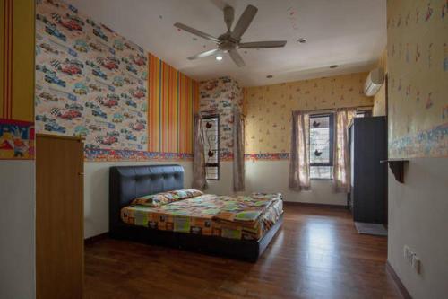 乔治市NEW RETRO@GEORGETOWN #WIFI/Spacious/Comfort/Clean.的一间卧室配有一张床和吊扇