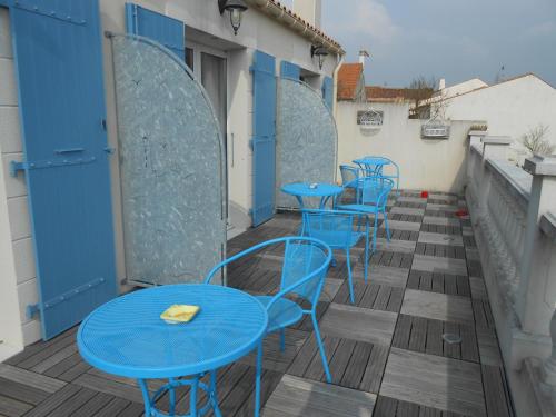 Saint-Laurent-de-la-PréeLa Roche bleue的阳台上的一排蓝色的桌椅