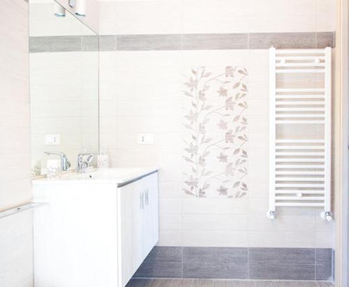 佩斯卡拉Mini Loft Fronte Mare的带淋浴和盥洗盆的白色浴室