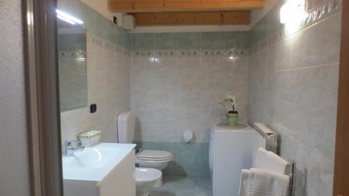 滕诺Sweet Residence Tenno的浴室配有白色卫生间和盥洗盆。