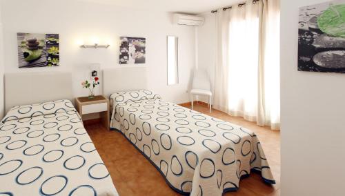 埃斯卡纳Typic Sandic Apartments的一间卧室设有两张床和窗户。