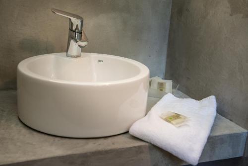 阿伊诺阿乌尔艾专纳国际之家酒店的浴室内的一个白色水槽,配有毛巾