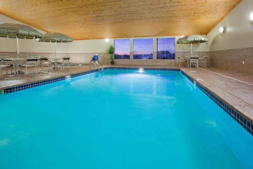 Osage阿美瑞辛酒店及套房 - 奥沙的蓝色的大游泳池,位于酒店客房内