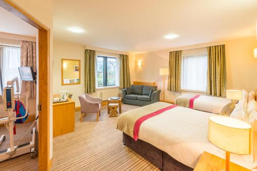 诺克诺克酒店的酒店客房设有床和客厅。
