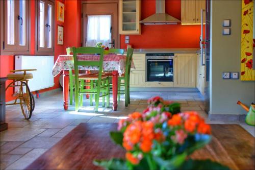 马克里尼撒Volos View Residence的厨房配有绿色椅子和一张桌子及一张桌子