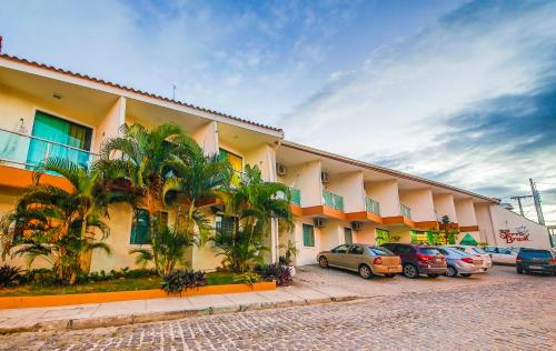 塞古罗港Terra Brasil - Rede Soberano的停车场内有车辆的旅馆