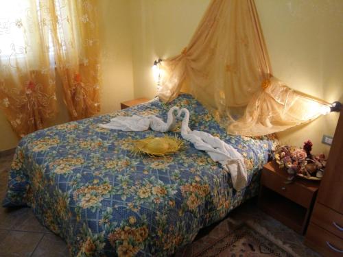 梵蒂冈角Villettemire的一间卧室配有一张带天鹅的床