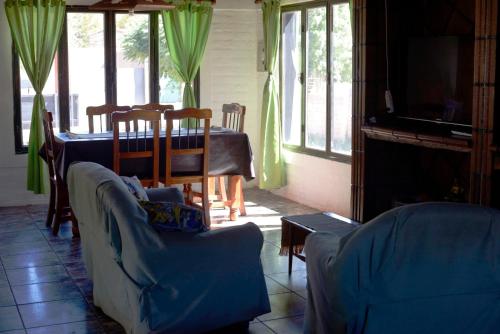 乌斯帕亚塔Samadi Hostel Uspallata的客厅配有沙发和桌椅