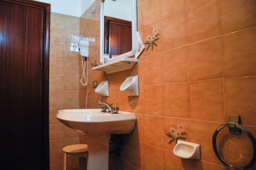 弗拉穆拉Hotel Meri 1956 Locanda e Cucina的一间带水槽和镜子的浴室