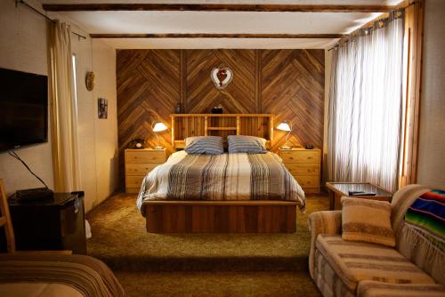 Snow LakeBluenose Bed & Breakfast的一间卧室配有一张床和一张沙发