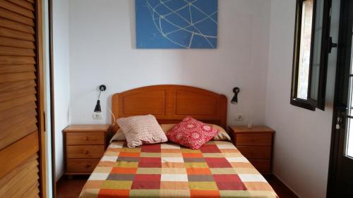 拉雷斯廷加Vivienda Vacacional La Roca的一间卧室配有一张带两个枕头的床