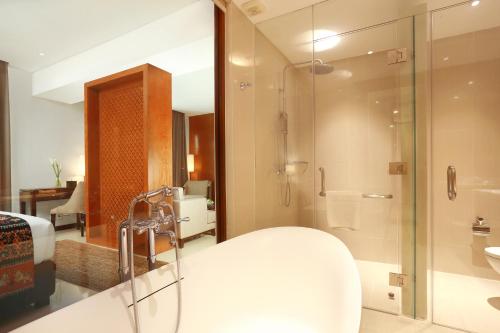 三宝垄三宝垄魏玛丽翁酒店的带淋浴和盥洗盆的浴室