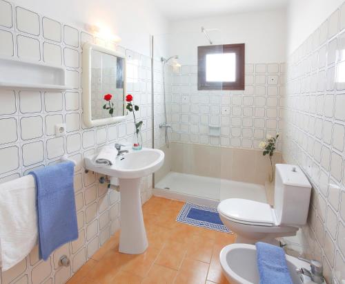 埃斯卡纳Typic Sandic Apartments的浴室配有盥洗盆、卫生间和浴缸。