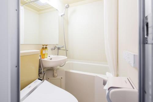 东京FLEXSTAY 中延旅馆的一间带水槽、卫生间和镜子的浴室