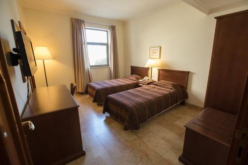 伯利恒Abrahams Herberge - Beit Ibrahem的酒店客房设有两张床和窗户。
