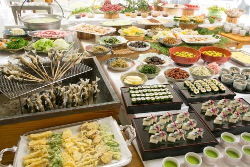 本宫山水馆川汤松屋酒店的自助餐,餐桌上有许多不同类型的食物