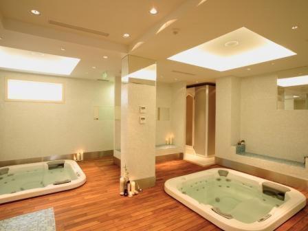 迈洛波塔斯Far Out Hotel & Spa的一间位于客房中间的大浴室,配有浴缸