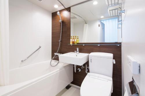 立川市MYSTAYS 立川酒店的浴室配有白色卫生间和盥洗盆。