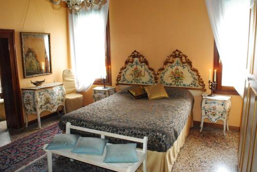 威尼斯圣菲尔米诺住宿加早餐酒店的一间卧室配有一张带蓝色枕头的大床