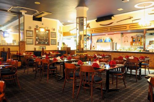 莱迪史密斯Royal Hotel Ladysmith的一间带桌椅的餐厅和一间酒吧