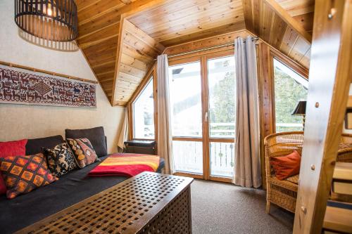 奥勒菲耶加尔登滑雪进出酒店的带沙发和大窗户的客厅