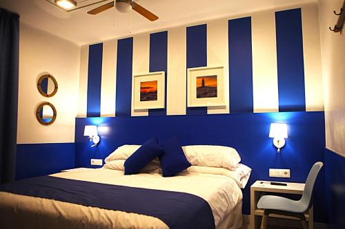 布拉内斯米兰达旅馆 的蓝色和白色的卧室,配有床和椅子
