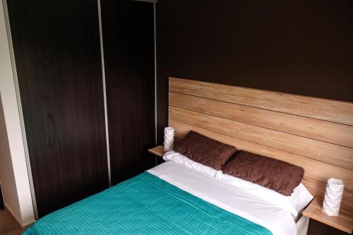 萨尔塔Departamento Salta的一间卧室配有一张带木制床头板的床