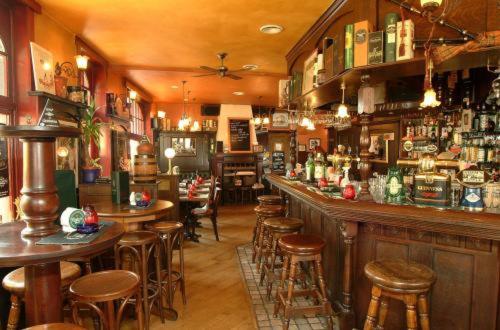 米德尔克尔克吹笛者住宿加早餐旅馆的一间酒吧,里面设有桌子和凳子
