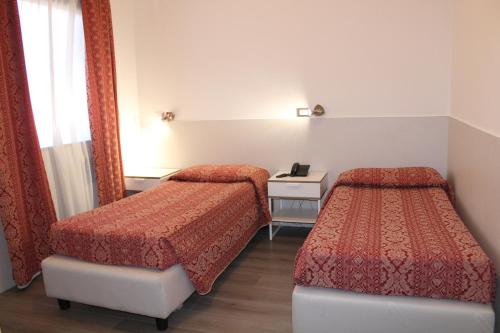 马格拉阿拉比安卡酒店的酒店客房,设有两张床和镜子