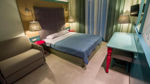 帕蒂迪里奥阿尔基奥酒店的一间卧室配有一张床、一张桌子和一张沙发