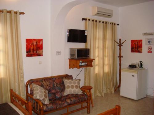 提诺斯Boussetil Rooms CapAnMat的带沙发和电视的客厅