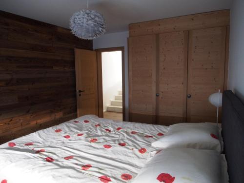 雷克罗塞Appartement Noécie的一间卧室,床上有玫瑰花床