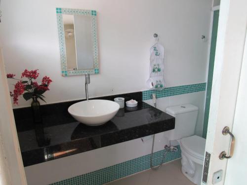 曼吉纽斯Pousada Mangas的一间带水槽和卫生间的浴室