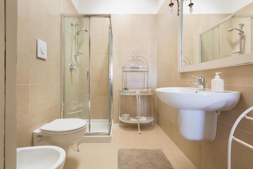 奥斯图尼Perla di Ostuni by BarbarHouse的浴室配有卫生间、盥洗盆和淋浴。