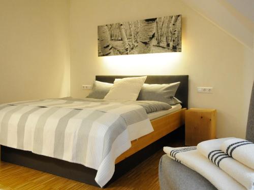 德根豪塞尔塔尔莫伦生态酒店的卧室配有一张挂在墙上的床铺