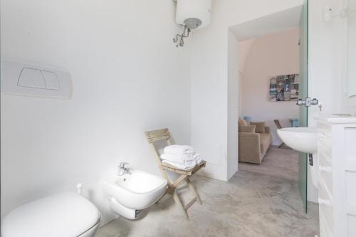 奥斯图尼La Murreddina by BarbarHouse的白色的浴室设有卫生间和水槽。