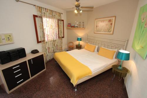 阿尔卡拉Casa Lodge Finca Alcalá的一间卧室配有一张床和一台电视。