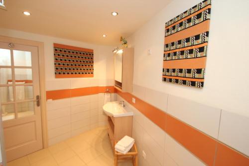 阿尔卡拉Casa Lodge Finca Alcalá的一间带卫生间和水槽的浴室