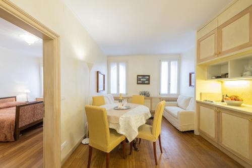 威尼斯Romantic Suite San Marco的厨房以及带桌椅的用餐室。