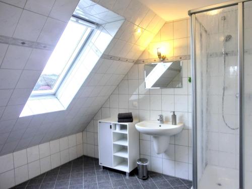 Hagen爱马仕别墅酒店的一间带水槽和天窗的浴室
