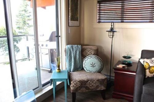 伦弗鲁港Fish Tales Cottage的客厅配有椅子和桌子