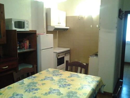 托里德欧索Casa al mare Olimpia的厨房配有桌子和白色冰箱。