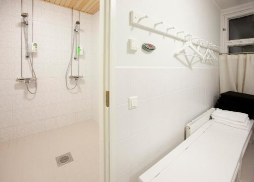 波里阿尔斯特罗敏罗奇诺尔马库酒店的带淋浴的浴室和长凳