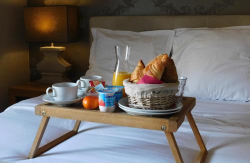 尼斯海洋酒店的床上的托盘,上面有一篮子食物
